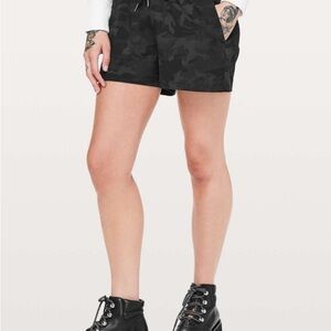 Lululemon On The Fly Short 2.5"
Incognito Camo Multi Grey